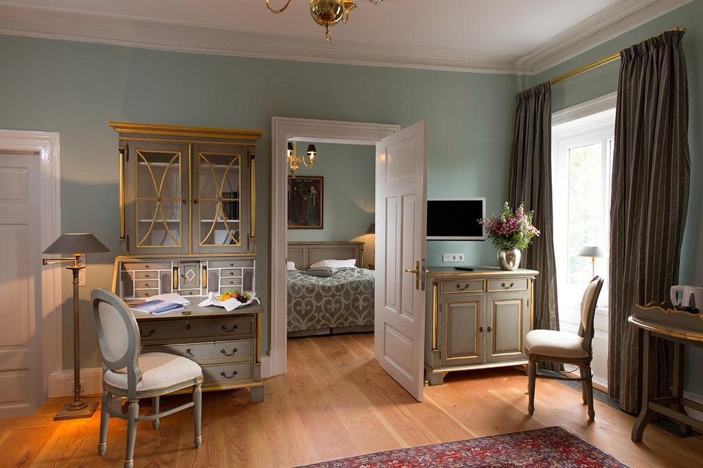Palais Esplanade Hamburg - Adults Only Hotel Room photo